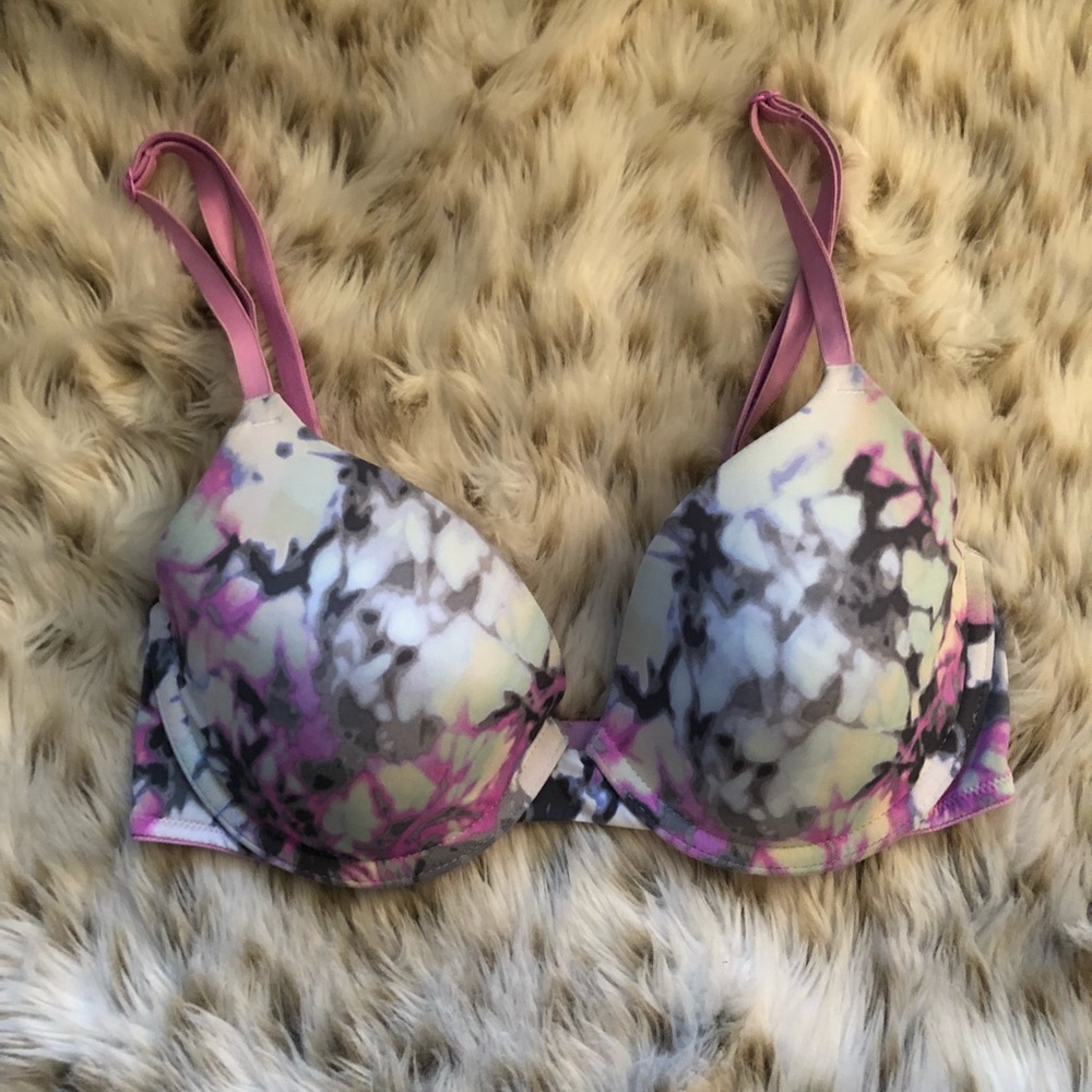 VS PINK wear everywhere marble t shirt bra 32C